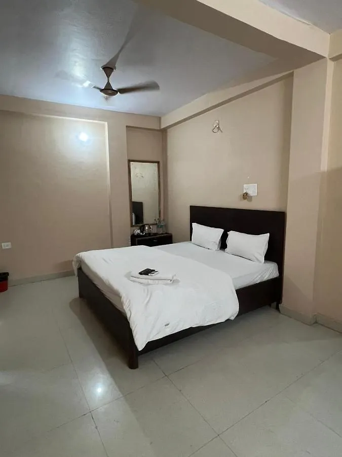 לינה וארוחת בוקר ורנאסי Sampanna Stays