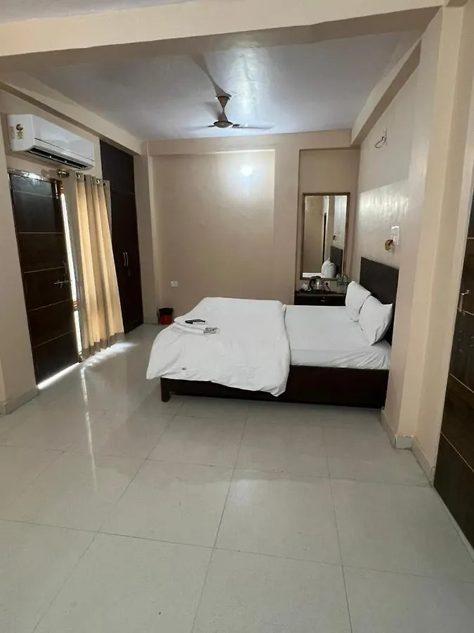 לינה וארוחת בוקר ורנאסי Sampanna Stays