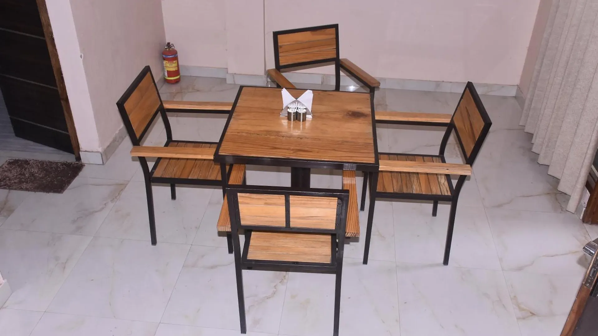 לינה וארוחת בוקר ורנאסי Sampanna Stays